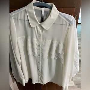 Kenzie blouse with detailed center size M